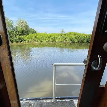 Dutch Cruiser Ship On A Tranquil Secluded River Tonbridge Dış mekan fotoğraf