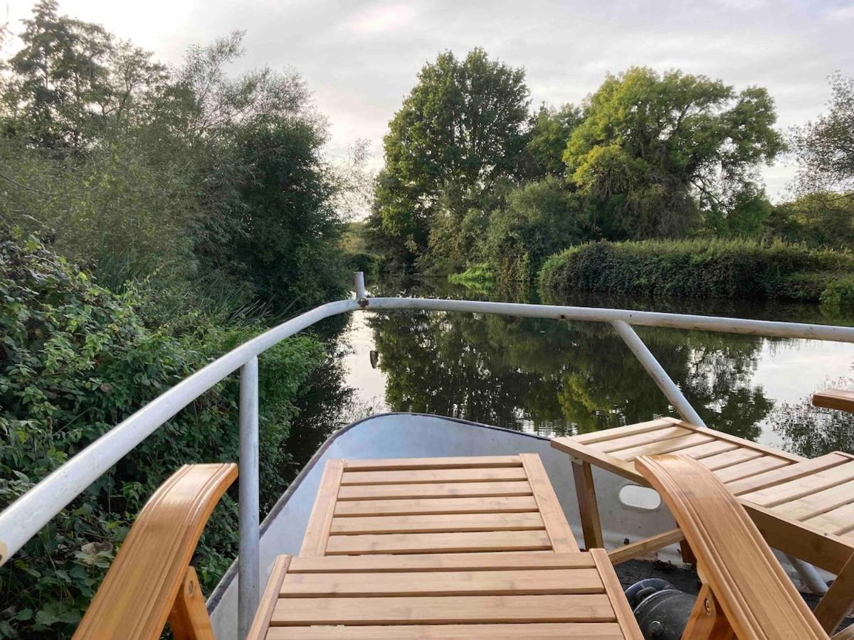 Dutch Cruiser Ship On A Tranquil Secluded River Tonbridge Dış mekan fotoğraf