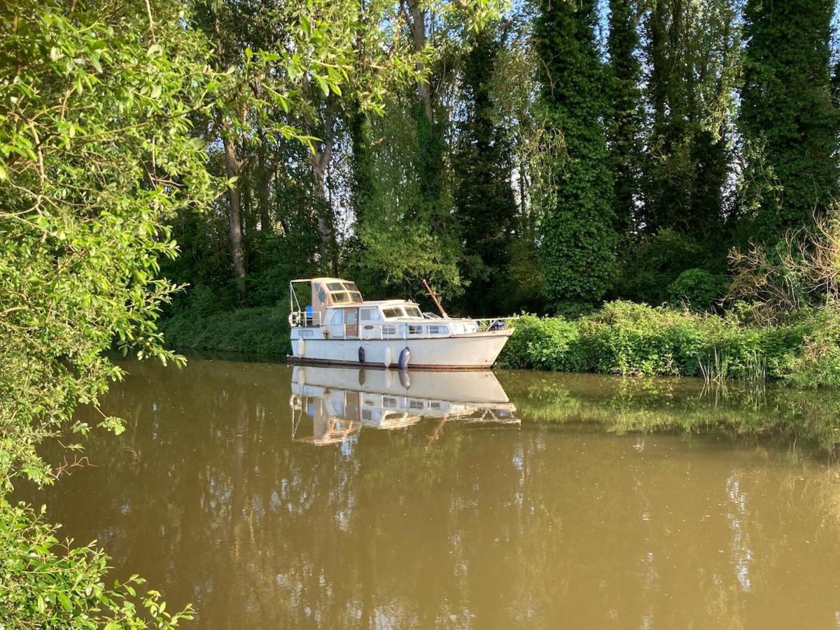 Dutch Cruiser Ship On A Tranquil Secluded River Tonbridge Dış mekan fotoğraf