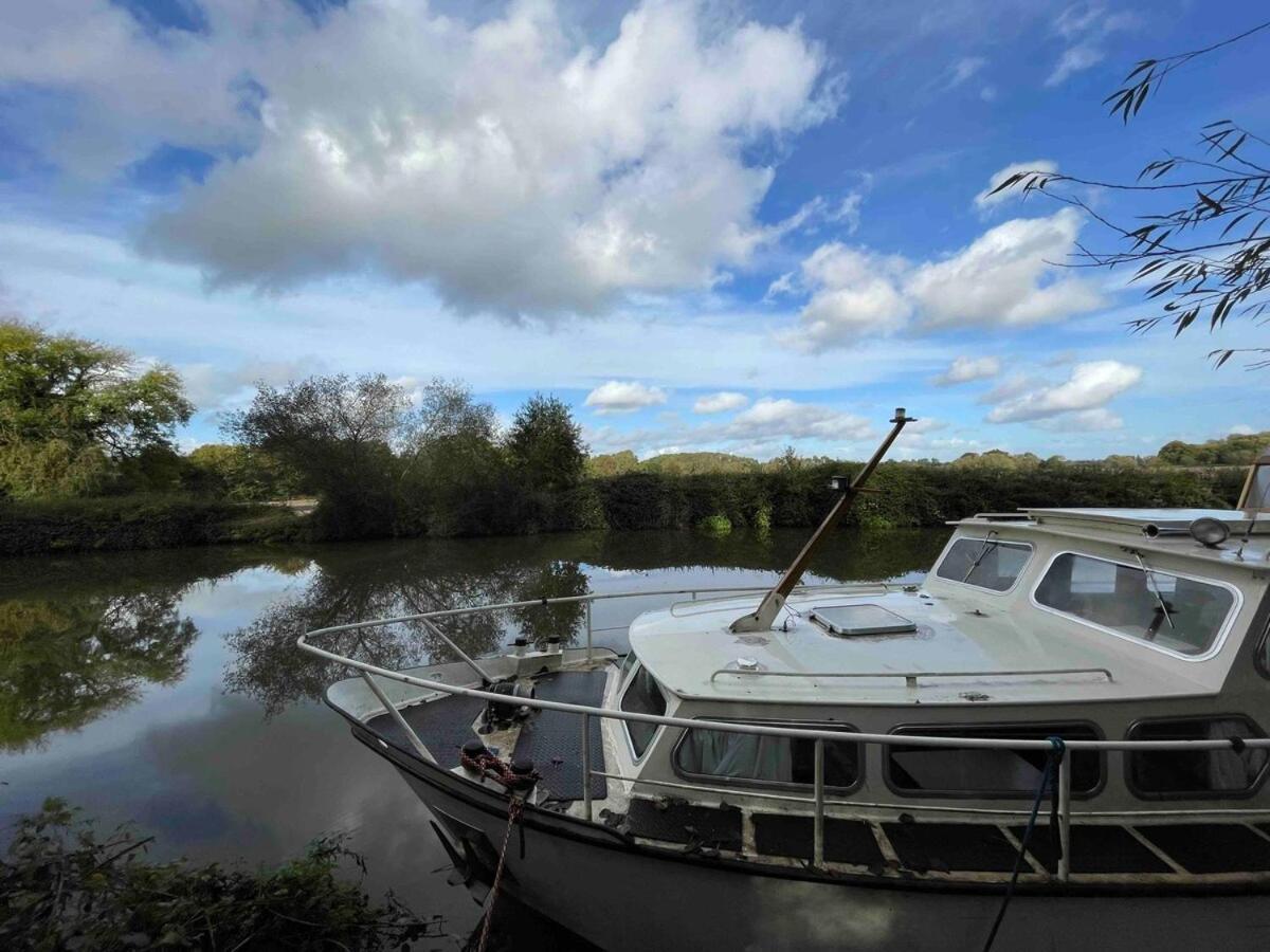 Dutch Cruiser Ship On A Tranquil Secluded River Tonbridge Dış mekan fotoğraf