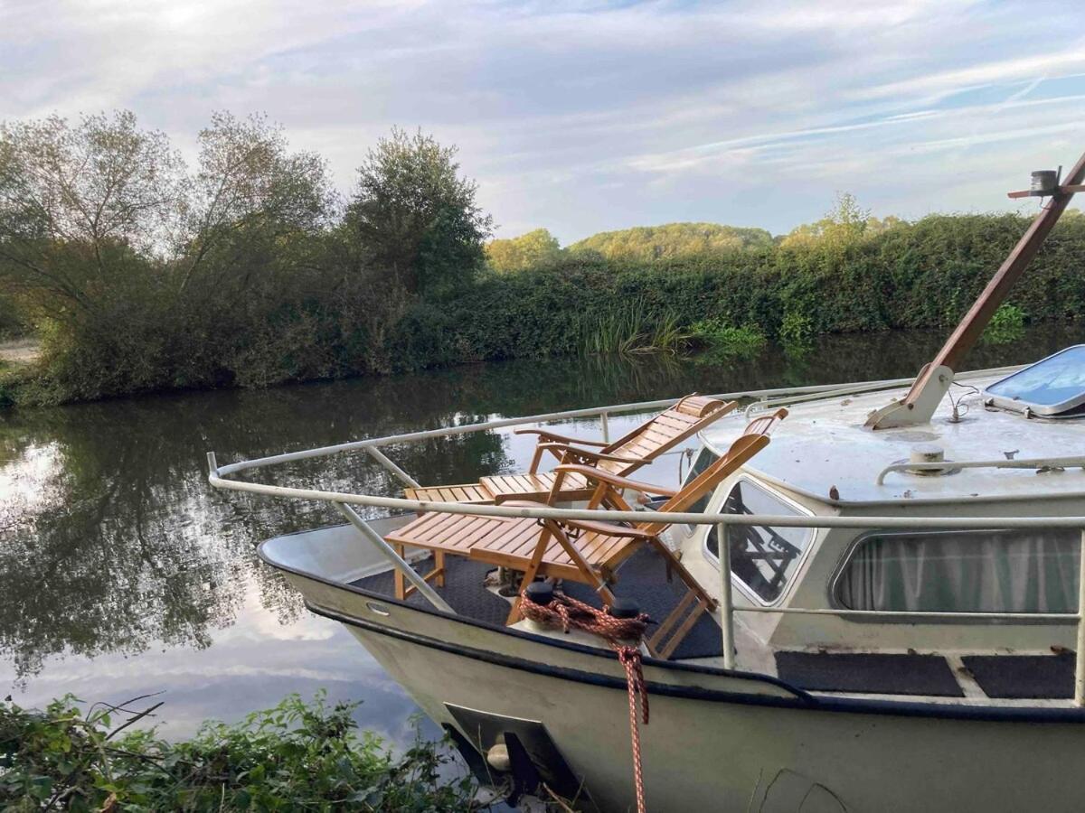 Dutch Cruiser Ship On A Tranquil Secluded River Tonbridge Dış mekan fotoğraf