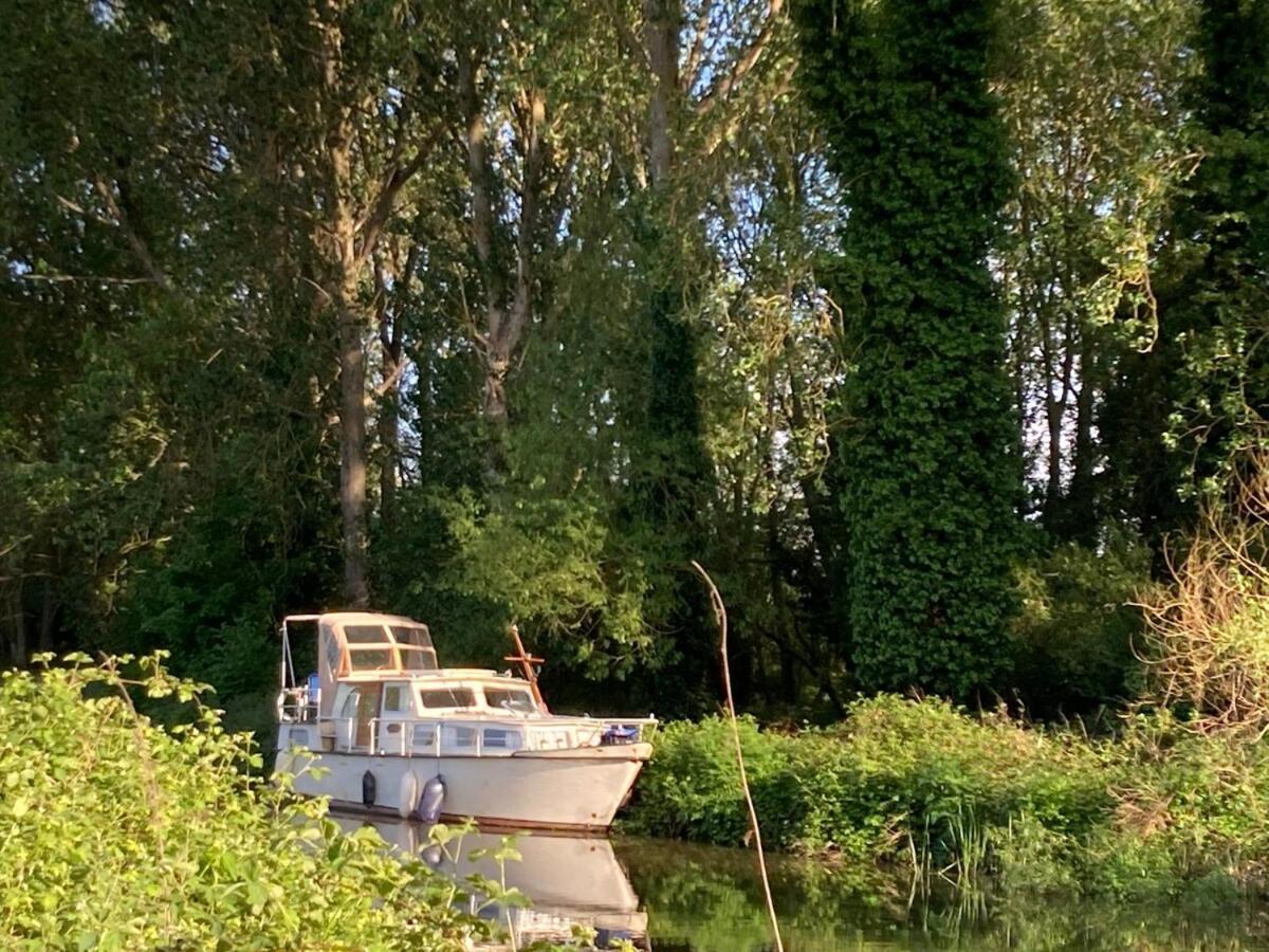 Dutch Cruiser Ship On A Tranquil Secluded River Tonbridge Dış mekan fotoğraf