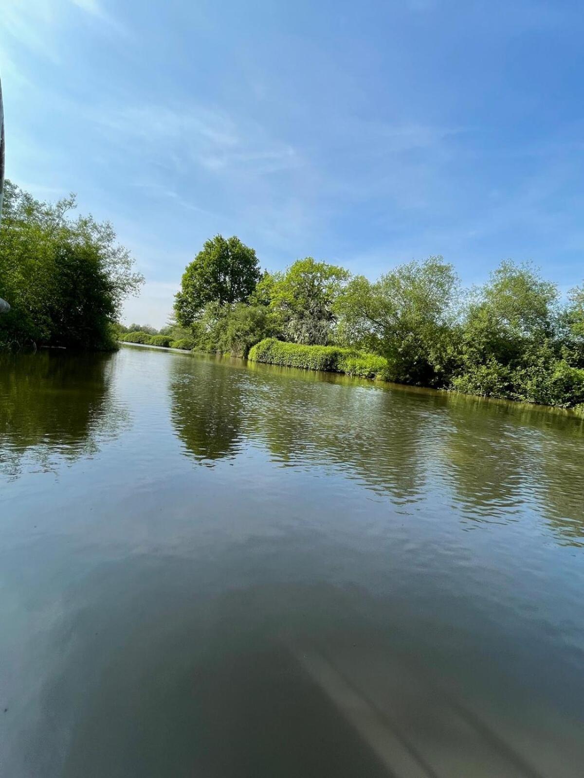 Dutch Cruiser Ship On A Tranquil Secluded River Tonbridge Dış mekan fotoğraf