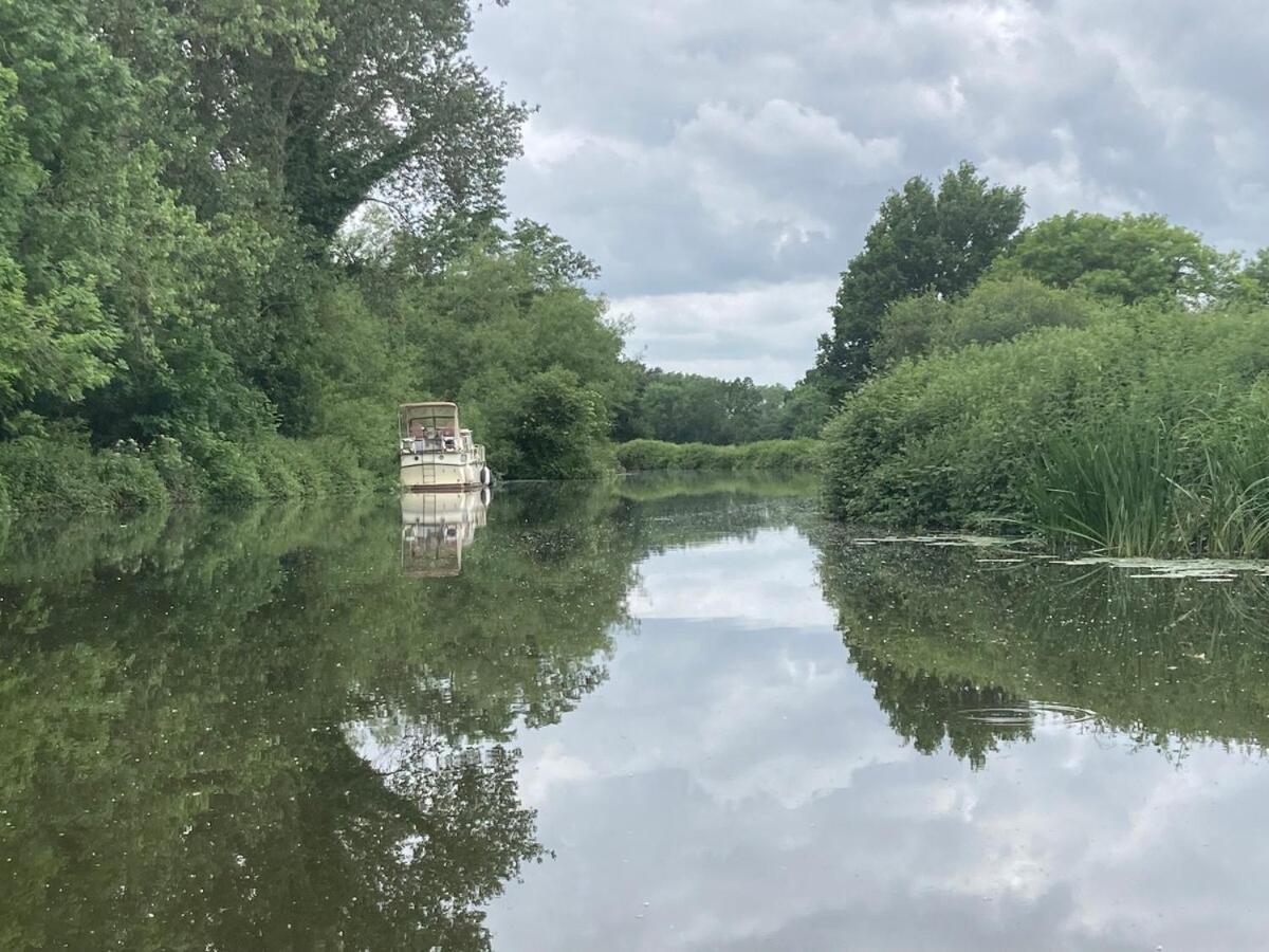 Dutch Cruiser Ship On A Tranquil Secluded River Tonbridge Dış mekan fotoğraf