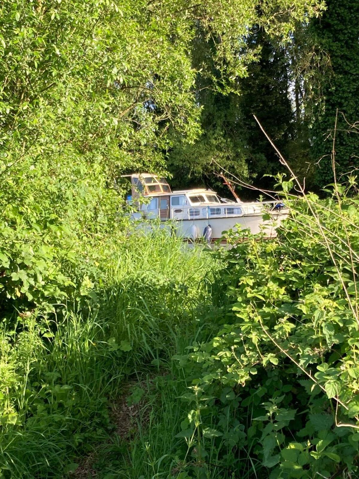 Dutch Cruiser Ship On A Tranquil Secluded River Tonbridge Dış mekan fotoğraf