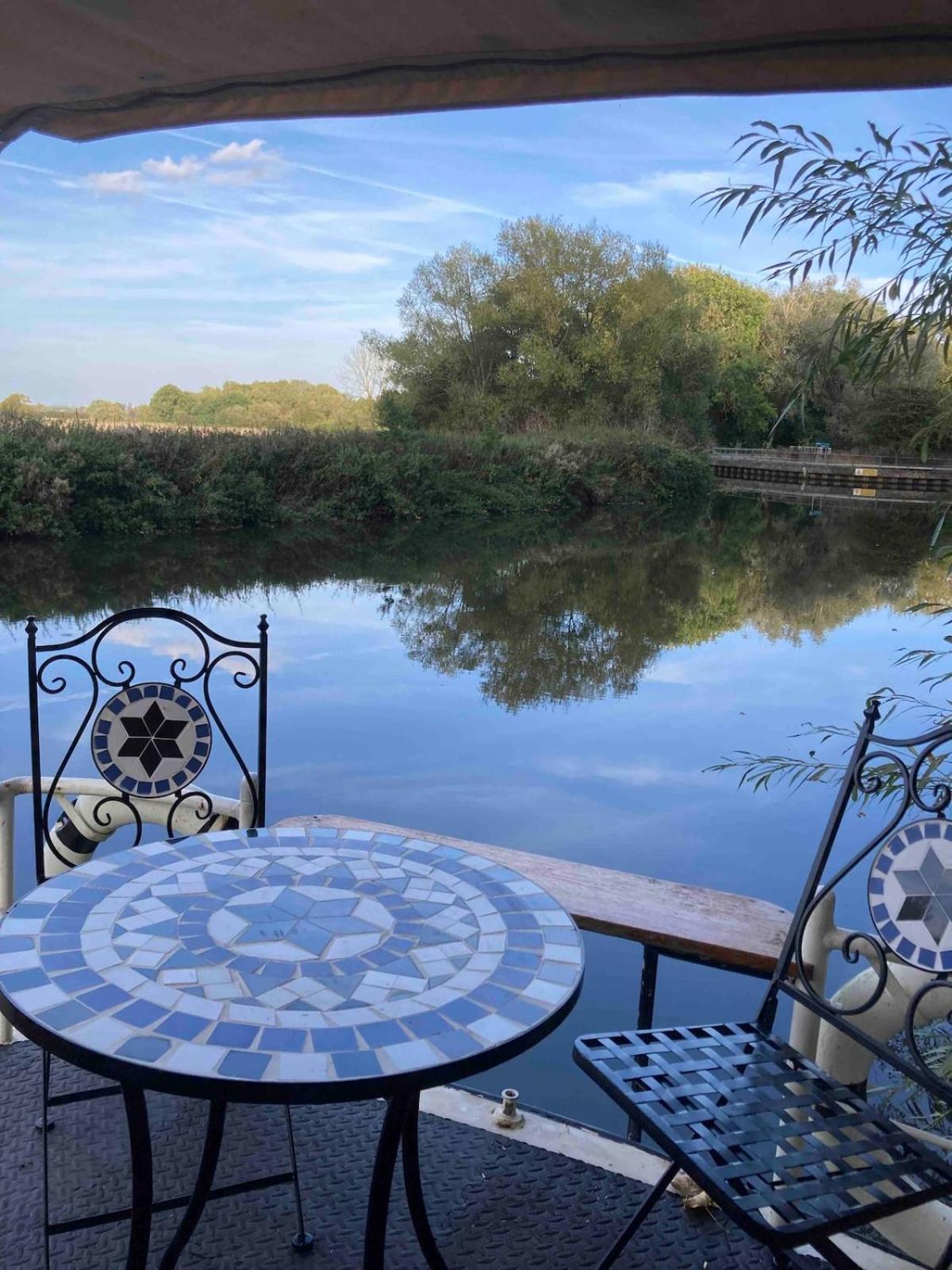 Dutch Cruiser Ship On A Tranquil Secluded River Tonbridge Dış mekan fotoğraf
